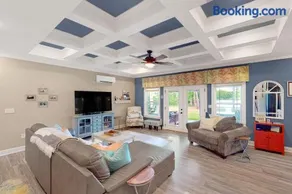 Elegant lakefront home with fast WiFi, large yard & dock - Image 2