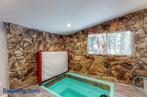 Stateline Chalet - 5BR Panoramic Mountain Views Dipping Pool & Dry Sauna - Image 2