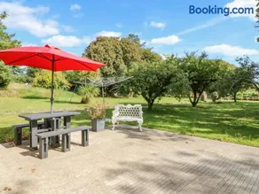 Beehive Cottage - Image 2