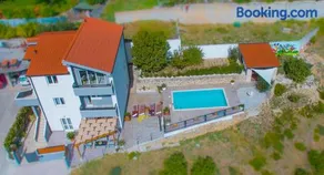 Hill Apartment with Private Pool - Image 1