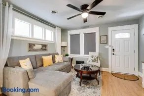 The Urban Cottage 4BR Private Family Retreat Free Parking fully fenced yard - Image 3