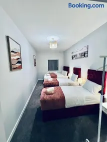 Elite Apt nr Strood stn, High street, Medway, Rochester Castle & Cathedral - Image 2