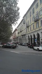 "Lo charme" a 5 minuti a piedi da Ospedale,Teatro Coccia ed Universita',a 30 minuti dai Laghi e 40 minuti da Milano - Image 2