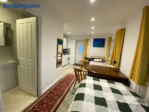 Twin beds en suite - Image 4