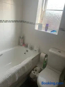 FEMALES ONLY OR Couples for DOUBLE ROOM - near Stonehenge - Image 3