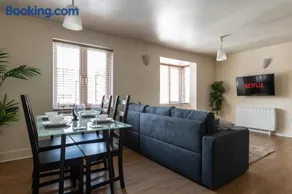 Spacious 2BR Flat - 2 Free Parking Spaces - Near LGW Airport - Image 5