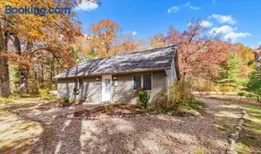 Woodland Pines Cottage-Cozy Cottage for Dogs Hot Tub - Image 1