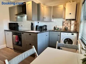 2 Bed Apartment Sleeps 6 Free Van Parking Walk To Weatherspoons - Image 4