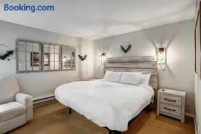Luxury 2 Bedroom Condo with Pool Hot Tub and Sauna - Image 2