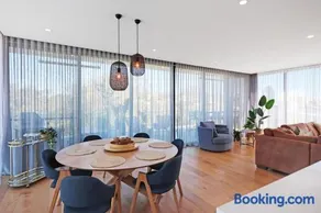 302 Penthouse Portarlington Waterfront Luxury sleeping 6 3 Queen Bedrooms 2 bathrooms Private Terrace Aircon and Heating - Image 1