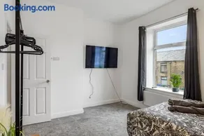 Unique 3 Bedrooms, 3 Ensuite, FREE WiFi, Private Parking - Image 4