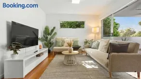 Bulimba Apartment - Ferry Access - Near Oxford St - Sleeps 8 - Baby & Work Ready - Image 1