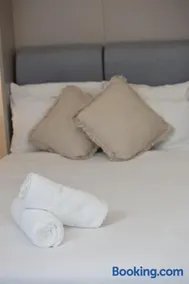 The Chic Retreat - Image 2