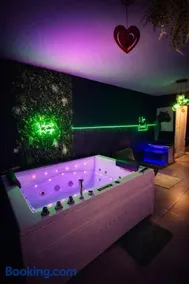 Ô Spa Privatif - Luxury Suite - JACUZZI-SAUNA-NETFLIX-FISHSPA-SERVIETTES-PEIGNOIRS-SANDALES-CAFE - Image 1