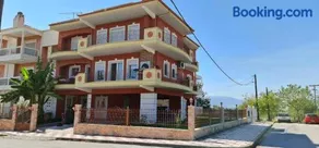 Yiotas house, free parking - Image 1