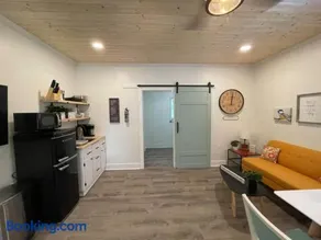 Beautifully Renovated Studio 2 miles from Marina! - Image 3