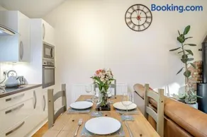 2 Bed in Farnham oc-t34459 - Image 3