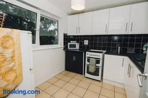 Cozy & Central Luton 2Bed Apartment - Free Parking - Free Fast Wi-Fi - Near Luton Airport - Sleeps 5 - Image 5