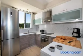 Gabriel apartment with a shared pool close to the beach - Image 4