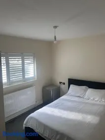 Double Room Private Bathroom Parking South Croydon - Image 2