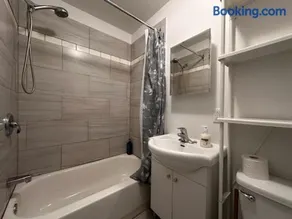 FULL KITCHEN 10min from DTOWN Room B - Image 2