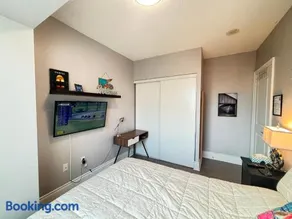 Home stay - Room with Yonge Street view and 3 Star Hotel Amenities - Image 3
