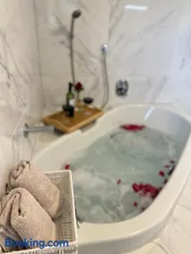Luxury Wellness Villa mit Schlossblick - Sauna & Whirlpool - Image 2