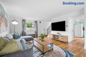 Modern and Spacious House Pittsburgh - Image 1