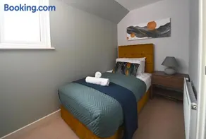 Detached 2 Bedroom Coach House with Private Garage Parking Swindon - Image 3