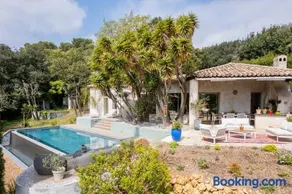 Villa de Luxe | Jardin & Piscine à Débordement - Image 1