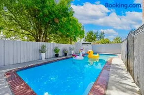 Heated Pool Oasis Close to Attractions - Image 2