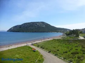 Traditional Greek house by the beach - Image 5