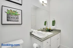 Emerald Palace - New, Modern 3BR Townhome close to downtown, NRG, Med Ctr - Image 2