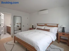Renovated 2BR Steps from the Pacific with AC Parking - Image 2