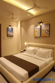 Hotel Lotus Lake - Image 3