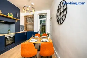 Stunning House Sleeps 7 - Parking - Image 2