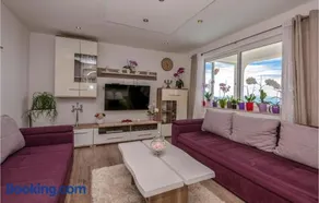3 Bedroom Awesome Apartment In Makarska - Image 2