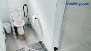 Queen Room with Private Bathroom - Image 3