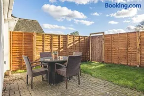 Host & Stay - Meadow Way - Image 4