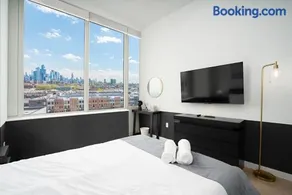 Exclusive 1BR Apt with NYC View - Image 2
