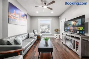 Spacious 3BR Home Near OSU & Short North Sleeps 10 - Image 2