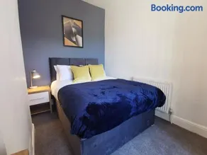 Comfy and Cozy 3 Bed house, free parking & Wifi - Image 5
