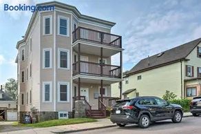 Astonishing 4BR Bright *Apt with modern amenities! - Image 2