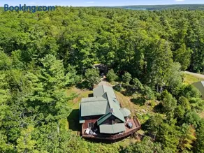 Stunning & Spacious Log Cabin in the Woods - Image 1