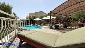 Villa Paladin - Spacious Villa with Pool near Garden Resort - 7 Min walk - Image 2