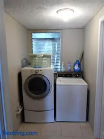 Charming 2-bedroom cottage in enjoyable Pinellas Park with AC, WiFi, and more - Image 3