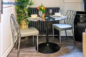 Modern Apartment in a Trendy Neighbourhood - Image 2