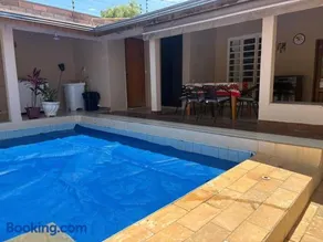Casa inteira com três quartos, piscina climatizada por energia solar e área de churrasqueira - Image 2