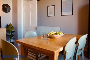 Boutique Apartment - Sleeps 6 & Free Parking - Image 5
