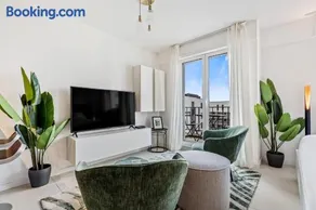 Stylish Studio with King Bed, Balcony and Full Kitchen - Image 2